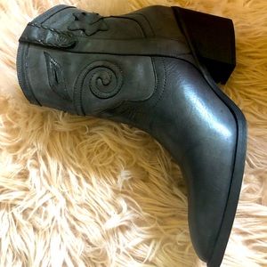 Carlos Santana grey boots